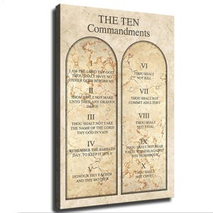 Peut inclure: Une décoration murale rectangulaire présentant un fond texturé en marbre beige avec le titre THE TEN COMMANDMENTS en haut. Deux tablettes de pierre arquées sont représentées, chacune contenant cinq commandements numérotés en brun.