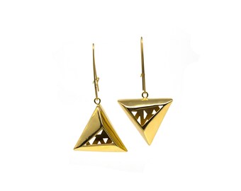 Orecchini a piramide, gioielli geometrici contemporanei. Placcati in oro.