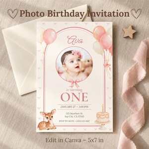 Può includere: Un invito di compleanno rettangolare con una foto circolare di un bambino, palloncini rosa, un cerbiatto e una torta. Il testo include Ava, is turning ONE, 27 gennaio, 15:00, 123 Anywhere St. e 12,7 x 17,8 cm.