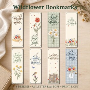 Può includere: Otto segnalibri rettangolari con illustrazioni di fiori di campo e testo calligrafico. I disegni includono composizioni floreali, un uccellino, un cancello in legno e frasi come Let the World Wait, Read Slowly Dream Freely e Lost in a Lovely Story.