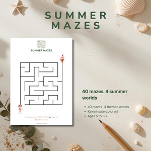 Può includere: Un foglio di attività bianco intitolato SUMMER MAZES con un labirinto a linee nere, una piccola illustrazione di una persona e un cono gelato. Il testo include 40 labirinti, 4 mondi estivi ed età dai 5 ai 12+. Decorato con arte ad acquerello.