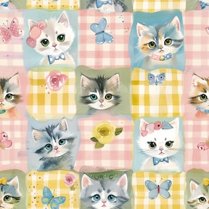 Peut inclure: Un motif répétitif illustrant des chatons aux yeux verts ou bleus, entremêlés de papillons, de roses et de carrés vichy jaunes ou roses. Les chatons portent de petits nœuds ou colliers, et le design présente des textures aquarelles douces.