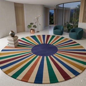 Può includere: Un grande tappeto circolare caratterizzato da un vivace motivo a raggiera con strisce alternate nei toni del blu profondo, verde bosco, bordeaux e arancione tenue, che si irradiano da un centro circolare blu scuro su fondo beige chiaro.