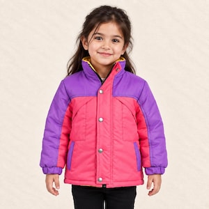 Könnte beinhalten: Eine farblich abgesetzte Steppjacke mit einem leuchtend pinken Rumpf und Ärmeln sowie violetten Schulterpartien. Die Jacke verfügt über einen hohen Kragen mit gelbem Innenfutter, eine Knopfleiste mit vier silberfarbenen Druckknöpfen und elastische Bündchen.
