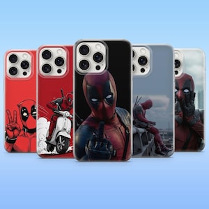Può includere: Una collezione di cinque cover trasparenti per smartphone con varie illustrazioni grafiche del personaggio Deadpool. I design includono Deadpool che fa il segno di pace, guida uno scooter bianco, mostra il dito medio e siede da solo.