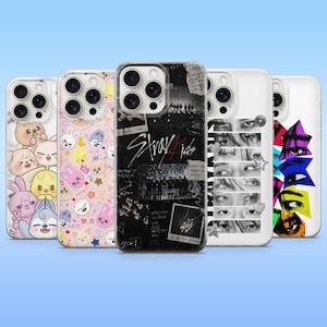 Può includere: Cinque cover per smartphone con design diversi: una con facce di animali in stile cartoon, una con stampa rosa, una nera con testo e immagini Stray Kids, una con primi piani di occhi in bianco e nero e una con ritagli a forma di stella colorata.