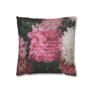 Kissenbezug mit Blumenmotiv aus 2. Mose 22,21 | Dekokissen mit rosa Chrysanthemen