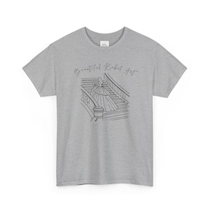 T-shirt avec logo Rebel Art, robe à motif d'escalier dessiné au trait, chemise avec nom en écriture foncée