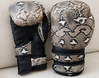 Snake Print Boxing Gloves Leather Training Sparring Kickboxing Muay Thai Fight Gear Handmade Wrist Wrap Combat Sports Equipment