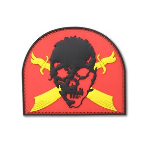 Könnte beinhalten: Ein halbkreisförmiger Aufnäher mit leuchtend rotem Hintergrund und einer schwarzen Totenkopf-Silhouette in der Mitte. Hinter dem Totenkopf befinden sich zwei gekreuzte gelbe Schwerter mit detaillierten Griffen. Das Design hat einen dicken schwarzen Rand.
