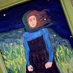 Op de afbeelding: Een schilderij van een vrouw met lang bruin haar die een blauwe en bruine jurk draagt. De vrouw staat in een veld met groen gras en gele bloemen. De achtergrond is een donkerblauwe lucht met gele sterren.