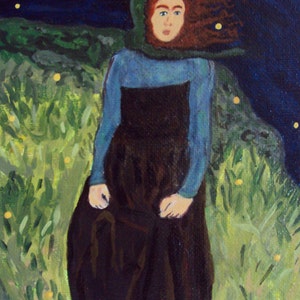 Op de afbeelding: Een schilderij van een vrouw met lang rood haar, die een blauwe en bruine jurk en een groene capuchonmantel draagt. Ze zit in een veld met groen gras en gele bloemen. De achtergrond is een donkerblauwe lucht met sterren.