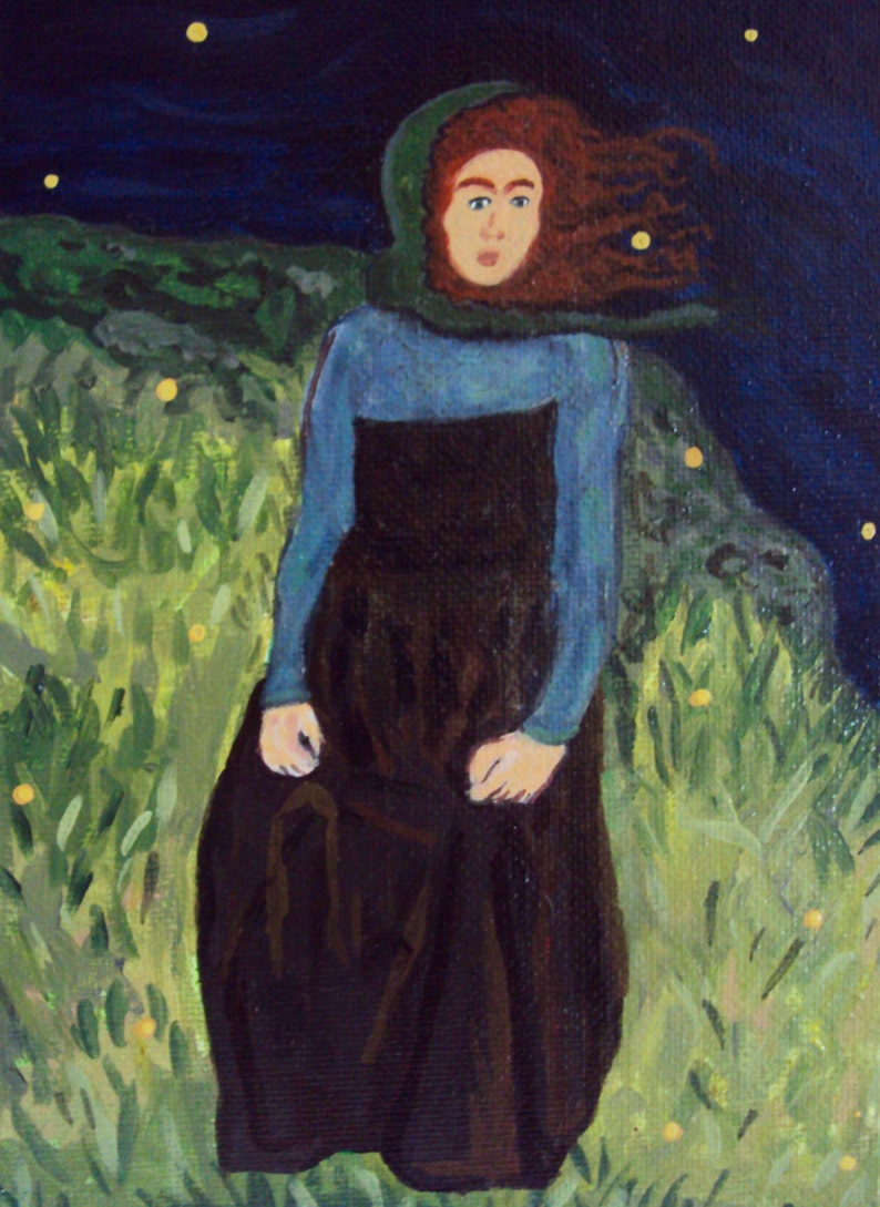 Op de afbeelding: Een schilderij van een vrouw met lang rood haar, die een blauwe en bruine jurk en een groene capuchonmantel draagt. Ze zit in een veld met groen gras en gele bloemen. De achtergrond is een donkerblauwe lucht met sterren.