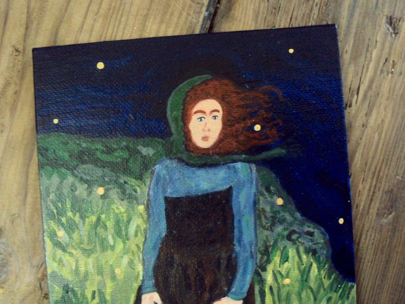 Op de afbeelding: Een schilderij van een vrouw met lang rood haar die een blauwe en groene jurk draagt ​​en in een veld met groen gras staat onder een donkerblauwe lucht met gele sterren.