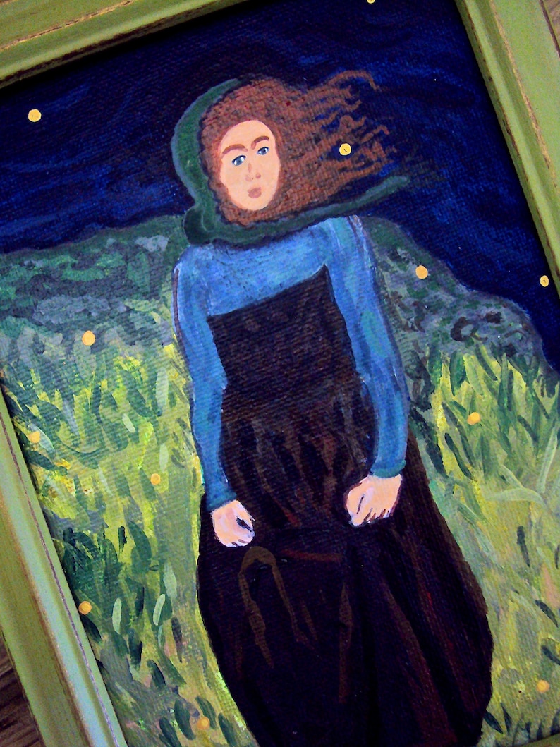 Op de afbeelding: Een schilderij van een vrouw met lang bruin haar die een blauwe en bruine jurk draagt. De vrouw staat in een veld met groen gras en gele bloemen. De achtergrond is een donkerblauwe lucht met gele sterren.