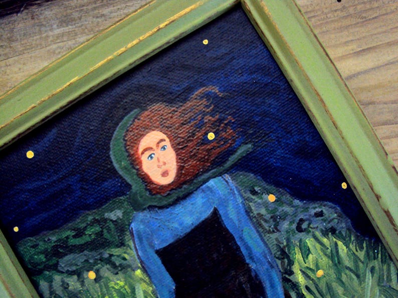 Op de afbeelding: Een schilderij van een vrouw met lang rood haar die een groene kapmantel en een blauwe jurk draagt. De achtergrond is donkerblauw met gele sterren en groen gebladerte.