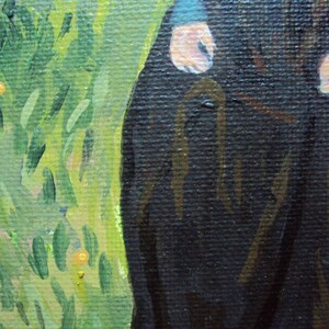 Op de afbeelding: Een close-up van een schilderij dat een persoon toont die een donkerblauwe jurk draagt ​​en in een veld met groen gras staat. De hand van de persoon is zichtbaar en de jurk heeft een textuur.