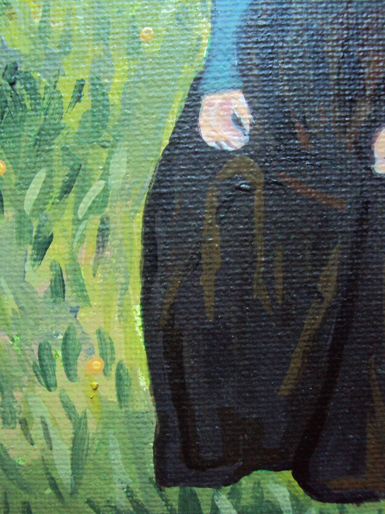 Op de afbeelding: Een close-up van een schilderij dat een persoon toont die een donkerblauwe jurk draagt ​​en in een veld met groen gras staat. De hand van de persoon is zichtbaar en de jurk heeft een textuur.