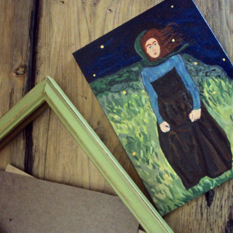 Op de afbeelding: Een schilderij van een vrouw met lang bruin haar die een blauwe en zwarte jurk draagt en in een veld met groen gras en gele bloemen staat. De achtergrond is een donkerblauwe lucht met witte sterren.