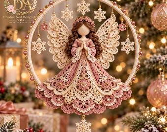 Puede incluir: Un adorno de ángel tejido a ganchillo suspendido dentro de un aro circular decorado con cuentas rosas y motivos de copos de nieve color crema. El ángel tiene cabello castaño, un vestido rosa con encaje detallado y grandes alas color crema.