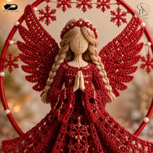 Puede incluir: Una figura de &aacute;ngel tejida a ganchillo con vestido rojo, cabello rubio trenzado y diadema a juego. El &aacute;ngel tiene grandes alas rojas tejidas y est&aacute; enmarcado por un aro circular rojo decorado con peque&ntilde;as cuentas blancas y motivos de copos de nieve.