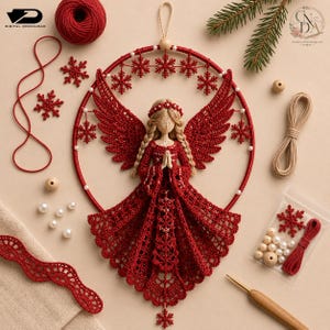 Puede incluir: Un adorno de &aacute;ngel tejido a ganchillo en hilo rojo oscuro, con alas y vestido de encaje intrincado, suspendido en un aro rojo decorado con peque&ntilde;os copos de nieve rojos y cuentas blancas. Incluye hilo rojo, cuentas y un ganchillo.
