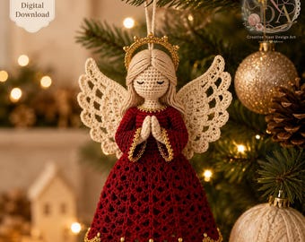 Puede incluir: Un adorno de ángel tejido a ganchillo con un vestido rojo oscuro con detalles de encaje, cabello de hilo color crema y grandes alas caladas color crema. La figura tiene un halo dorado y adornos dorados en las mangas y el dobladillo.