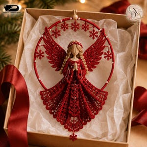 Puede incluir: Un adorno de &aacute;ngel tejido en crochet rojo centrado dentro de un marco circular rojo. El &aacute;ngel presenta cabello trenzado, un vestido largo y alas, todo elaborado con hilo rojo intrincado. Peque&ntilde;os copos de nieve rojos decoran el marco.