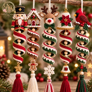 Può includere: Cinque ornamenti all'uncinetto da appendere raffiguranti uno schiaccianoci, una casa di pan di zenzero, una renna, una campana con stella di Natale e un cardinale. Ogni ornamento ha una coda a spirale con perline di legno e una nappa. Testo Creative Nest Design Art.
