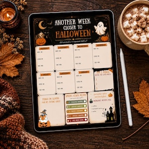 以下が含まれることがあります： Another Week Closer to Halloweenというテキストが書かれたハロウィーンをテーマにした週間プランナーを表示するデジタルタブレット。月曜日から日曜日までの日次セクション、Top 3 Thingsリスト、Spooky Chaos Meter、Pumpkin Spice Survival Planのレイアウトが含まれています。