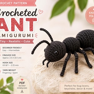 Pode incluir: Um amigurumi de formiga em crochê preto com duas antenas e seis pernas. O texto na imagem diz: Crocheted ANT AMIGURUMI, Tiny, Realistic, Cute, Beginner Friendly, Finished Size Approx. 6.5 cm, Hook Size 2.25 mm, Yarn Weight Fingering/Sport.