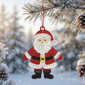 Könnte beinhalten: Ein Weihnachtsschmuck in Form eines Weihnachtsmanns mit aufwendiger Stickerei in Rot, Weiß und Schwarz. Die Figur trägt eine rote Mütze und einen Mantel mit weißem Besatz, einen schwarzen Gürtel mit gelber Schnalle und schwarze Stiefel, aufgehängt an einem roten Faden.