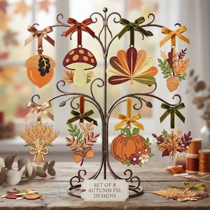 Pode incluir: Um suporte de metal com oito ornamentos suspensos com tema de outono, incluindo uma bolota, cogumelo, peru, abóbora, trigo e folhas. Cada ornamento tem um laço de veludo. Uma etiqueta na base diz SET OF 8 AUTUMN FSL DESIGNS.
