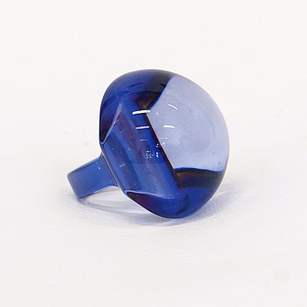 Reginette Lucite ring | Adreani Vintage Jewelry | A nature-inspired design sculpture that shines weightlessly.