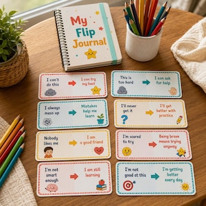 Pode incluir: Um di&aacute;rio de espiral intitulado My Flip Journal com um &iacute;cone de estrela, acompanhado por oito cart&otilde;es retangulares com afirma&ccedil;&otilde;es positivas e ilustra&ccedil;&otilde;es coloridas, ao lado de um copo cheio de l&aacute;pis de cor.