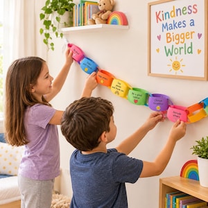 Pode incluir: Uma corrente de papel colorida com elos individuais em vermelho, azul, laranja, amarelo, verde e roxo. Cada elo exibe texto impresso, incluindo frases como Be kind, Share with friends, Help others, Say please and thank you, Be a good listener, Choose kindness e Include others.