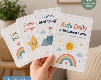 Pode incluir: Um conjunto de dezasseis cartões de afirmação diária para crianças com ilustrações coloridas de arco-íris, estrelas, montanhas e sóis. Cada cartão apresenta textos positivos como I am kind, I believe in myself e I can do hard things.