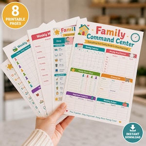 Op de afbeelding: Een set van acht printbare pagina's getiteld Family Command Center, met kleurrijke secties voor een weekkalender, maaltijdplanner, takenlijst, boodschappenlijst, maandbudget en belangrijke contacten, inclusief iconen van een huis en klok.