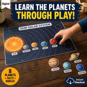 Puede incluir: Un juego educativo del sistema solar con una alfombrilla azul oscuro que muestra órbitas y espacios etiquetados para el Sol, Mercurio, Venus, Tierra, Marte, Júpiter, Saturno, Urano y Neptuno. El texto dice LEARN THE PLANETS THROUGH PLAY!