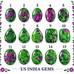 Puede incluir: Una colección de quince piedras preciosas de rubí zoisita pulidas, dispuestas en tres filas de cinco y numeradas del uno al quince. Cada piedra presenta una base verde vibrante con inclusiones negras y manchas de color magenta, etiquetada como US INDIA GEMS.