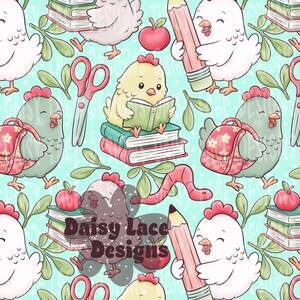 Puede incluir: Un patrón repetitivo sobre un fondo azul claro con pollos de dibujos animados, pilas de libros, manzanas rojas, tijeras rosas, mochilas rosas y gusanos rosas. El texto Daisy Lace Designs está superpuesto en el centro del patrón.