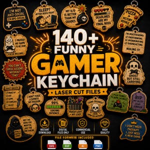 Può includere: Una collezione di portachiavi in legno tagliati al laser con vari design a tema gaming e testi umoristici. Il testo centrale recita 140+ FUNNY GAMER KEYCHAIN LASER CUT FILES, circondato da singoli design di portachiavi con frasi come I'M NOT ANTI-SOCIAL e PIZZA > VICTORY ROYALE.