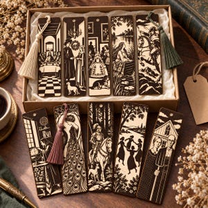 Puede incluir: Un conjunto de diez marcapáginas rectangulares de madera con ilustraciones grabadas con láser en blanco y negro de escenas históricas y artísticas. Cada marcapáginas incluye un pequeño orificio en la parte superior y algunos tienen borlas.