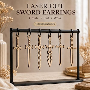 Puede incluir: Seis pendientes de madera de color marrón claro con forma de espada colgados de un soporte de metal negro. El texto dice LASER CUT SWORD EARRINGS, Create • Cut • Wear y 10 DESIGNS INCLUDED. Cada pendiente presenta un diseño de hoja cortado a láser.