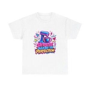 Divertente maglietta da pasticceria anni '90 Neon Baker T-Shirt Regalo sarcastico per pasticcere, panettiere, maglietta Stress Baked to Perfection