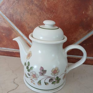 Vintage M&S theepot met herfstbladerenmotief: jaren 80, crèmekleurig aardewerk met bloemenprint (3 pint)