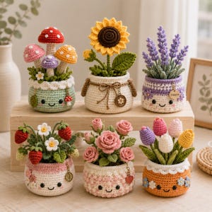 Pode incluir: Seis plantas em vaso feitas de crochê com rostos sorridentes. Os vasos apresentam vários designs, incluindo cogumelos, um girassol, lavanda, morangos, rosas e tulipas. Cada vaso é decorado com pequenos pingentes e texturas de fio detalhadas.