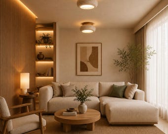 Può includere: Un soggiorno con un divano angolare beige con chaise longue, un tavolino rotondo in legno, una poltrona in legno e due lampade da soffitto a cupola testurizzate. Lo spazio include una parete a listelli di legno, scaffali integrati e un quadro.