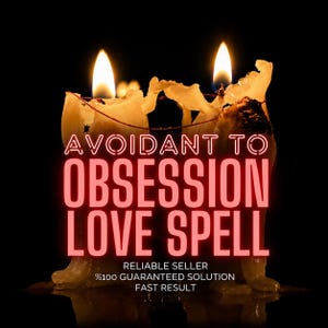 Może przedstawiać: Dwie zapalone świece z topniejącym woskiem na czarnym tle. Tekst głosi: AVOIDANT TO OBSESSION LOVE SPELL, RELIABLE SELLER, %100 GUARANTEED SOLUTION, FAST RESULT. Płomienie są jaskrawożółte i pomarańczowe, oświetlając spływający wosk.