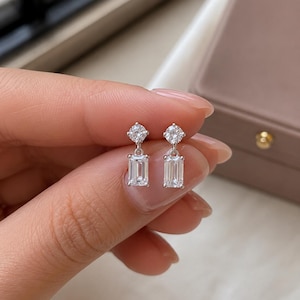 Pendientes colgantes de botón con diamantes sintéticos talla esmeralda, pendientes minimalistas, chapados en oro blanco de 14 quilates y plata de ley 925, regalo para ella.